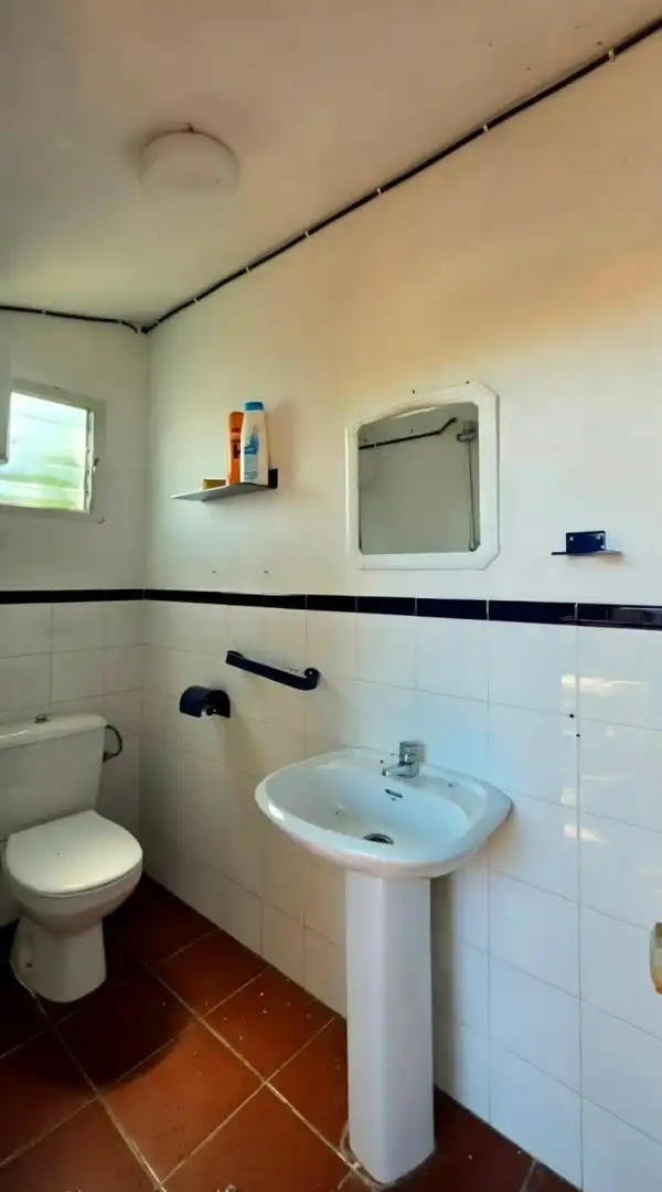 Bany de Casa o xalet en venda en Guillena amb Aire condicionat, Piscina i Moblat