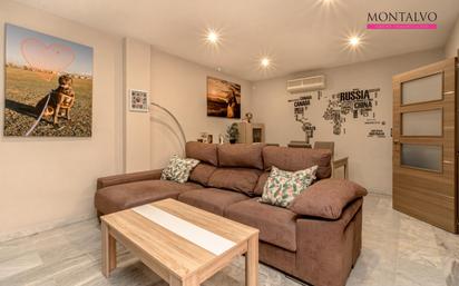 Sala d'estar de Casa adosada en venda en Atarfe amb Aire condicionat, Terrassa i Balcó