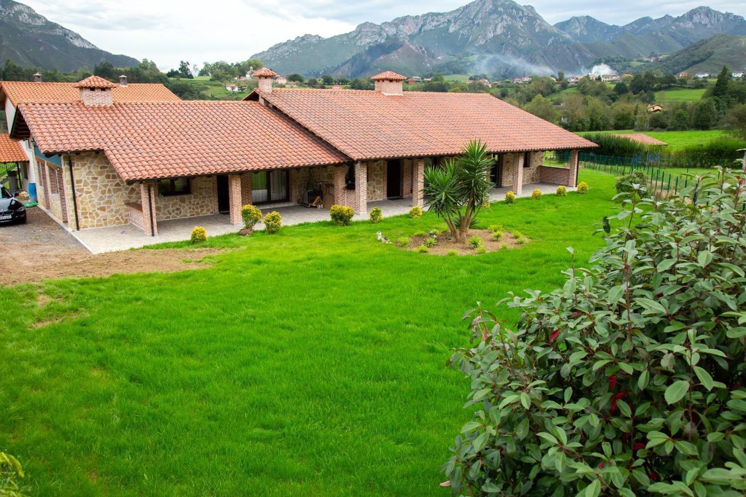 Jardí de Casa o xalet en venda en Cangas de Onís amb Jardí privat, Terrassa i Traster