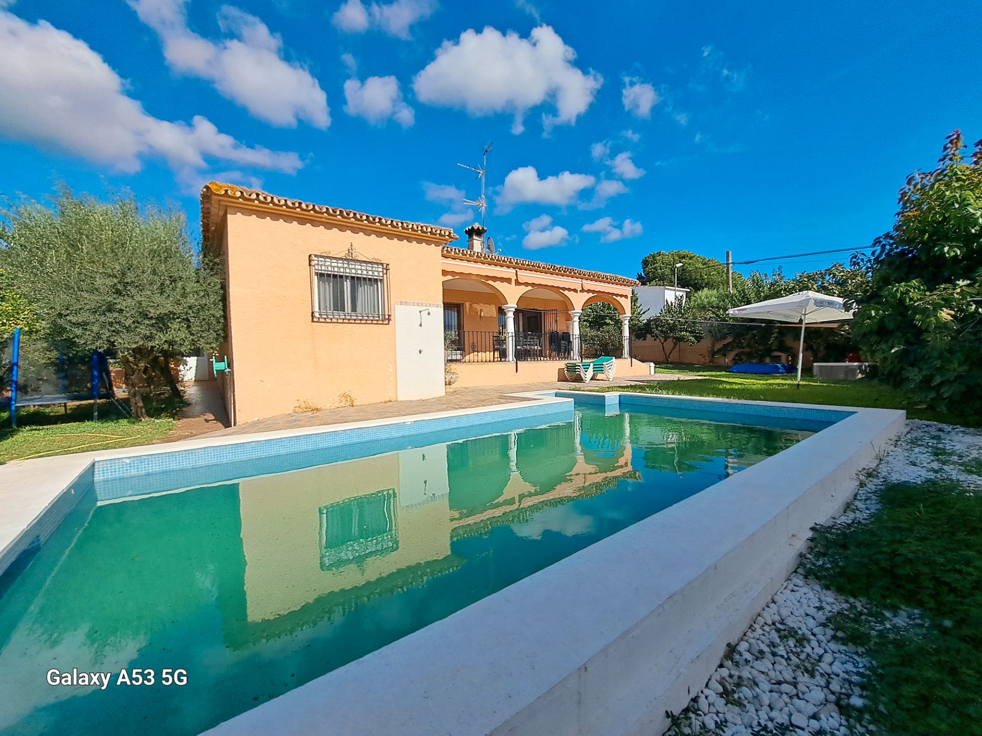 Vista exterior de Casa o xalet de lloguer en Marbella amb Calefacció, Jardí privat i Terrassa