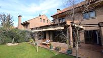 Jardí de Casa adosada en venda en Pozuelo de Alarcón amb Aire condicionat, Terrassa i Piscina