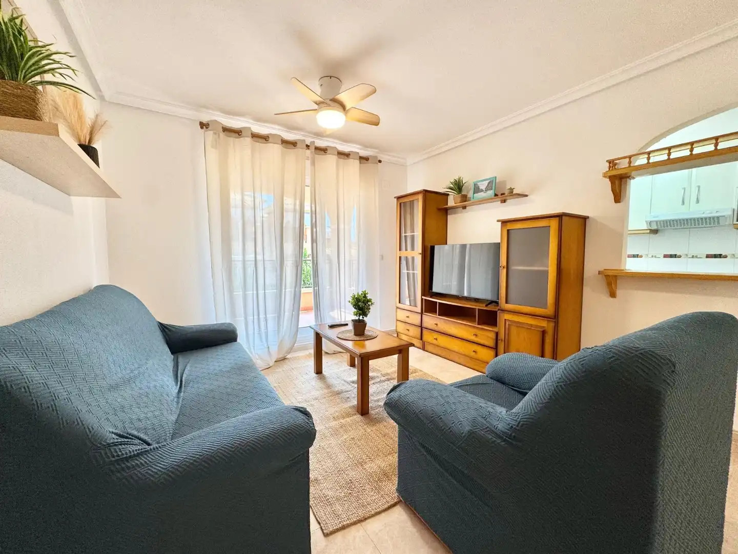 Sala de estar de Apartamento de alquiler en Orihuela con Aire acondicionado, Piscina y Amueblado