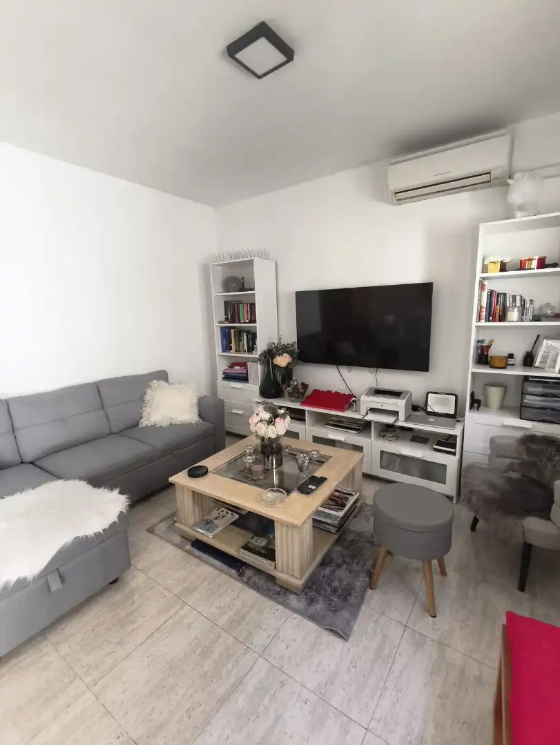 Wohnzimmer von Einfamilien-Reihenhaus zum Verkauf in Casarrubios del Monte mit Klimaanlage, Heizung und Privatgarten
