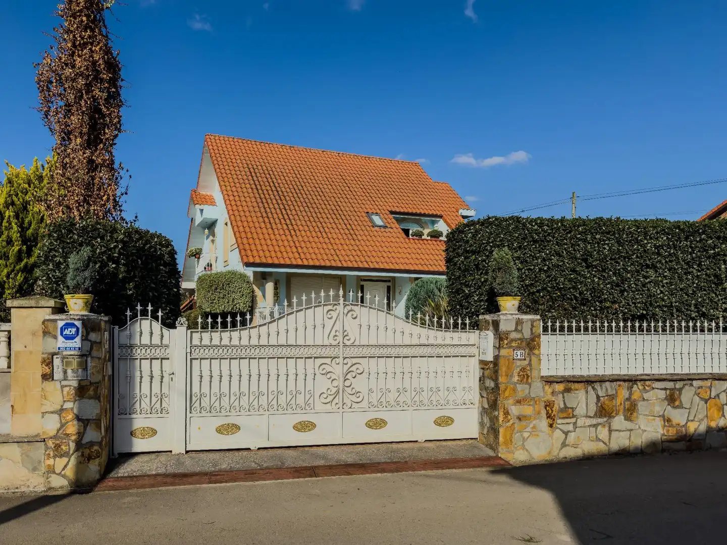 Vista exterior de Casa o xalet en venda en Camargo amb Calefacció, Jardí privat i Piscina
