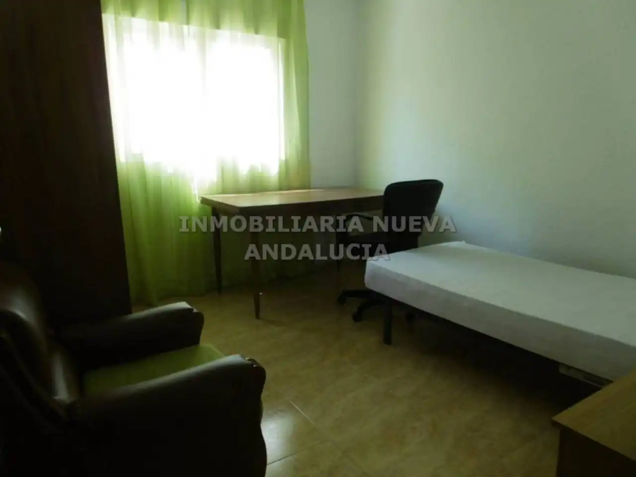 Habitación de Piso de alquiler en Almería con Terraza y Amueblado