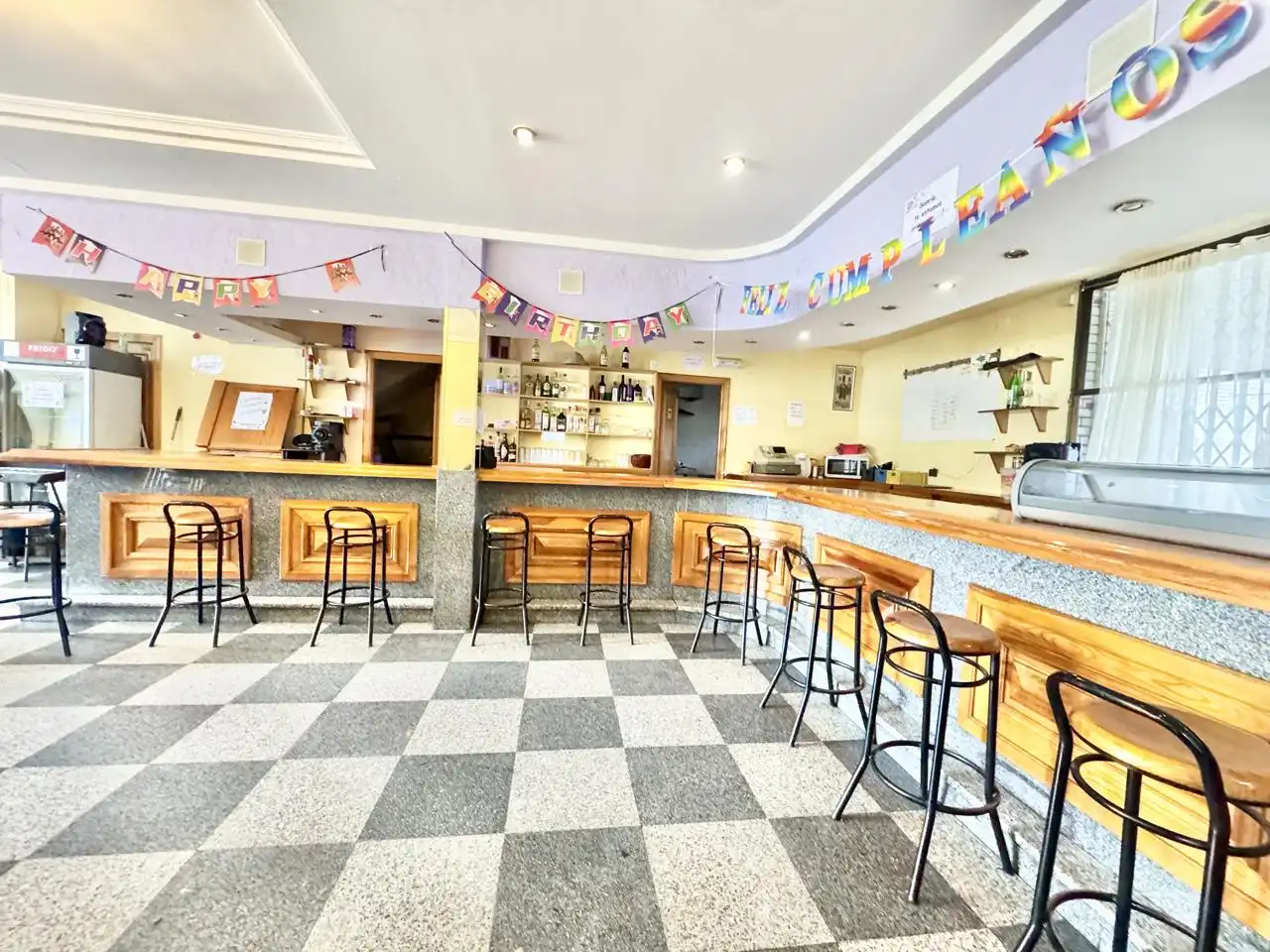 Local en venta en Maello con Aire acondicionado