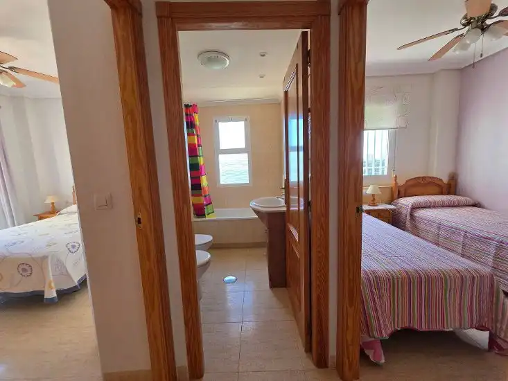 Baño de Apartamento en venta en La Manga del Mar Menor con Terraza, Amueblado y Balcón