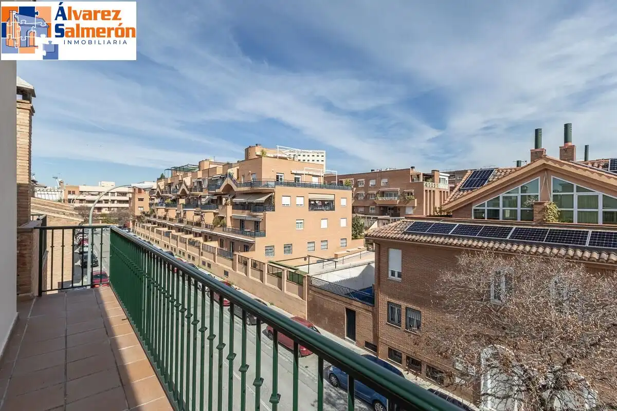 Außenansicht von Einfamilien-Reihenhaus zum Verkauf in Granada mit Privatgarten, Terrasse und Schwimmbad