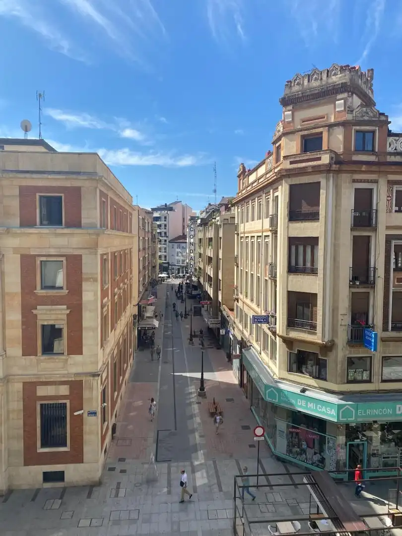 Vista exterior de Pis en venda en León Capital  amb Calefacció i Terrassa