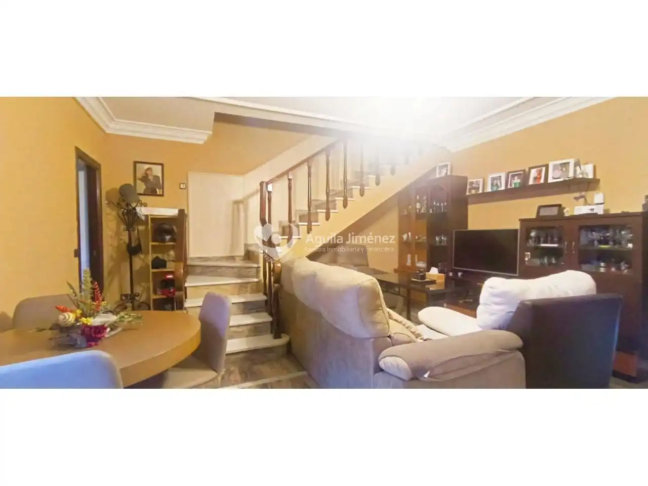 Sala de estar de Casa adosada en venta en Alcalá de Guadaira con Aire acondicionado, Calefacción y Jardín privado
