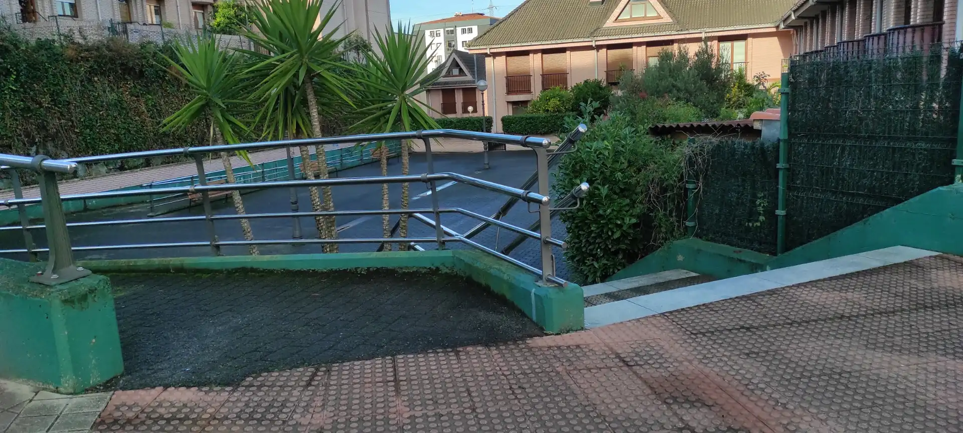 Vista exterior de Casa o xalet en venda en Valle de Trápaga-Trapagaran amb Calefacció, Jardí privat i Terrassa