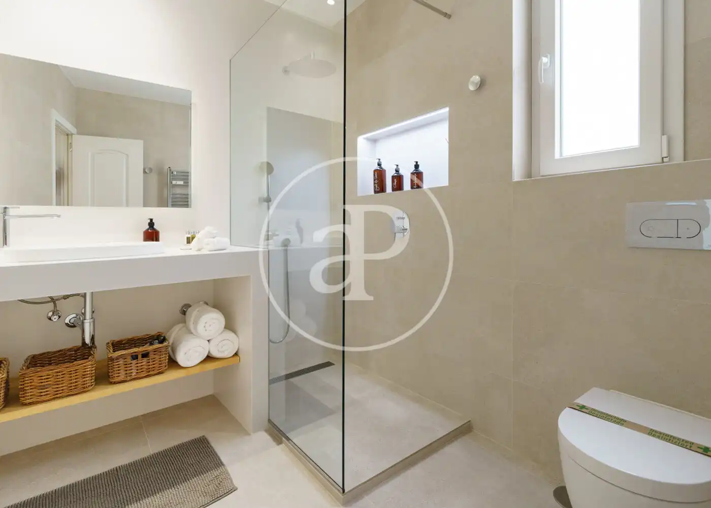 Bathroom of Flat for rent in Madrid  with Air Conditioner, Heating and Furnished