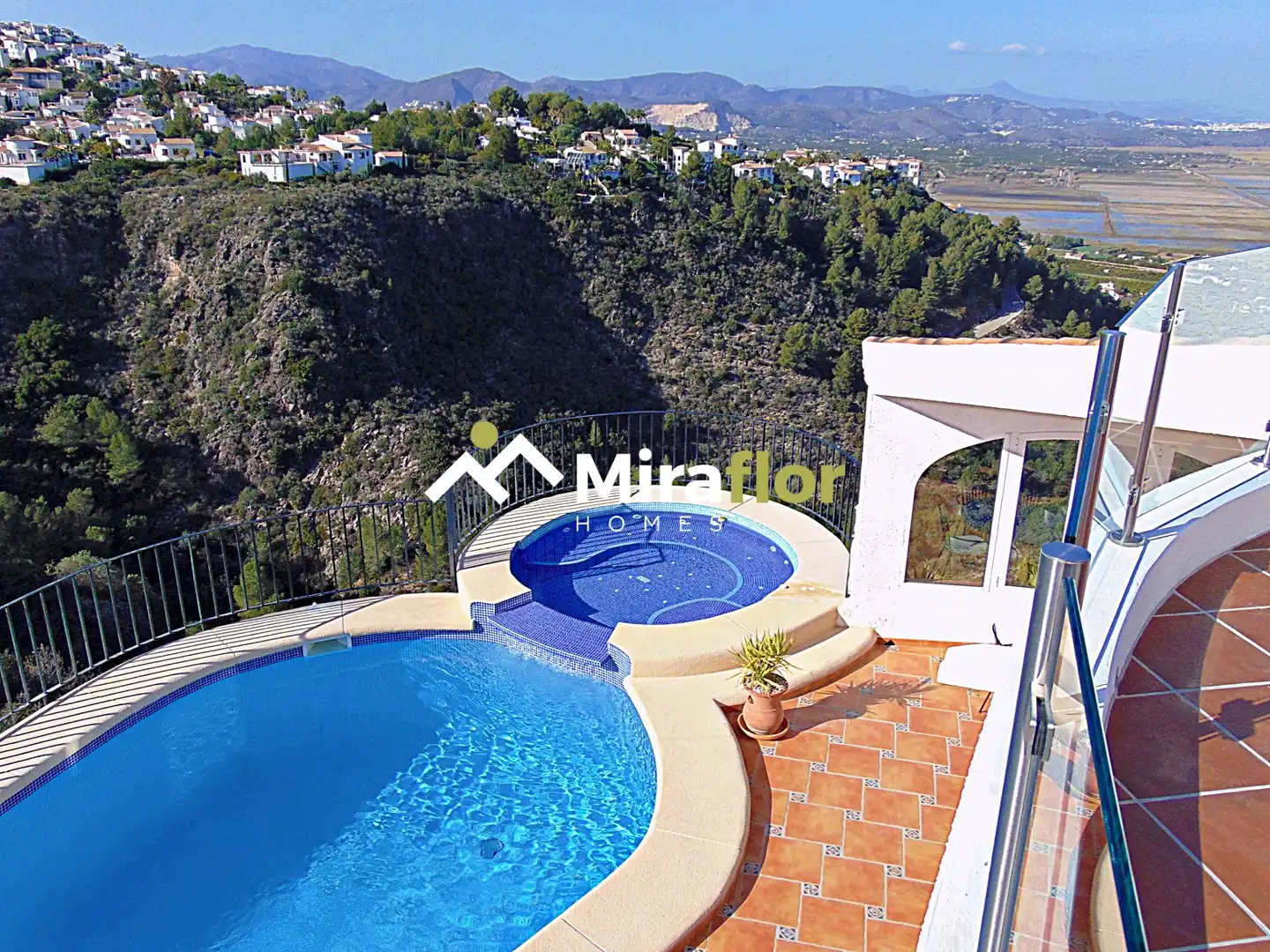 Chalet con piscina en venta en Calle los Almendros, imagen 3