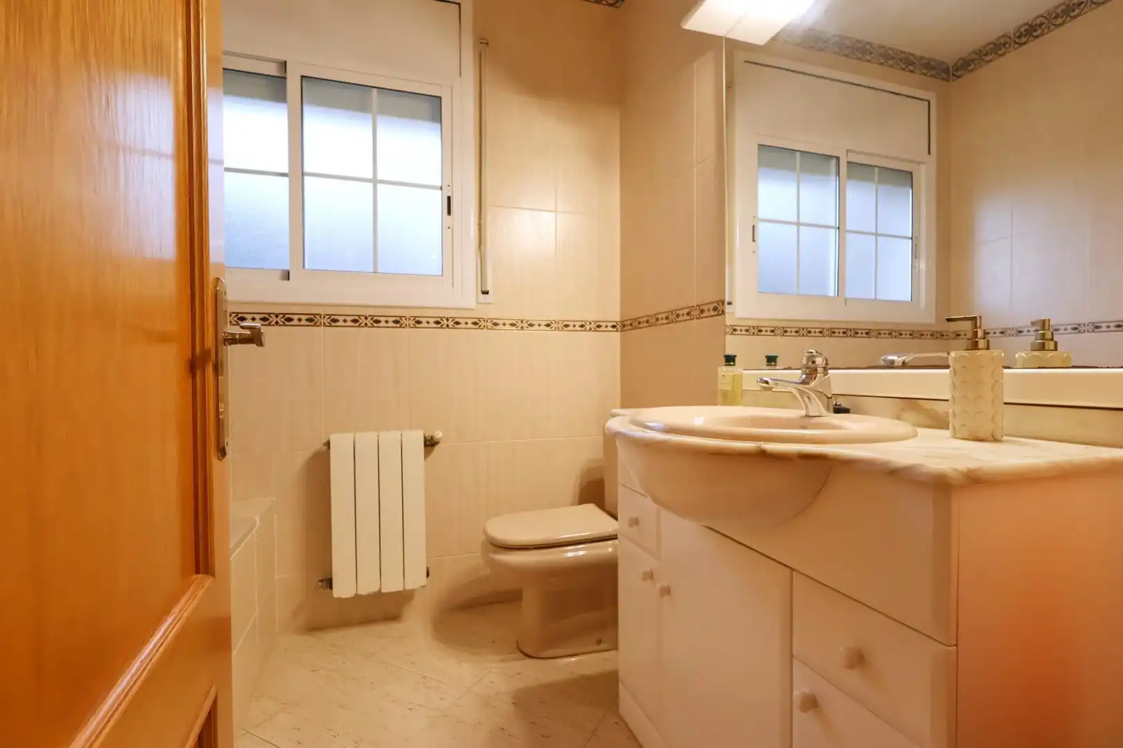 Bany de Casa o xalet en venda en Cubelles amb Aire condicionat, Jardí privat i Terrassa