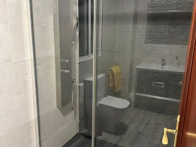 Baño de Piso de alquiler en  Granada Capital con Aire acondicionado y Balcón