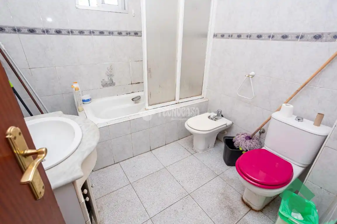 Bany de Casa adosada en venda en Algeciras amb Terrassa