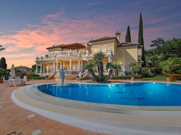House with pool for sale in Marbella Centro
