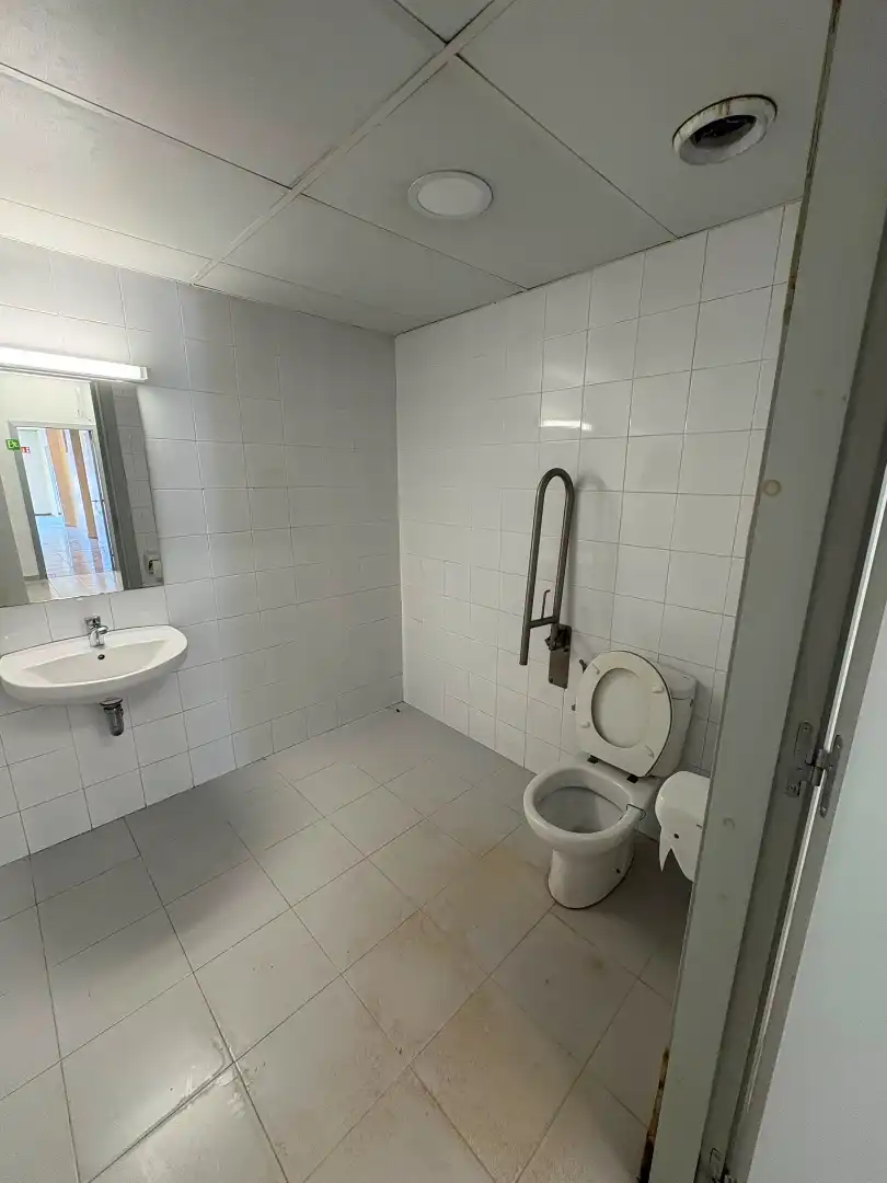 Bathroom of Commercial properties for rent in Girona  with Air Conditioner and Parquet flooring