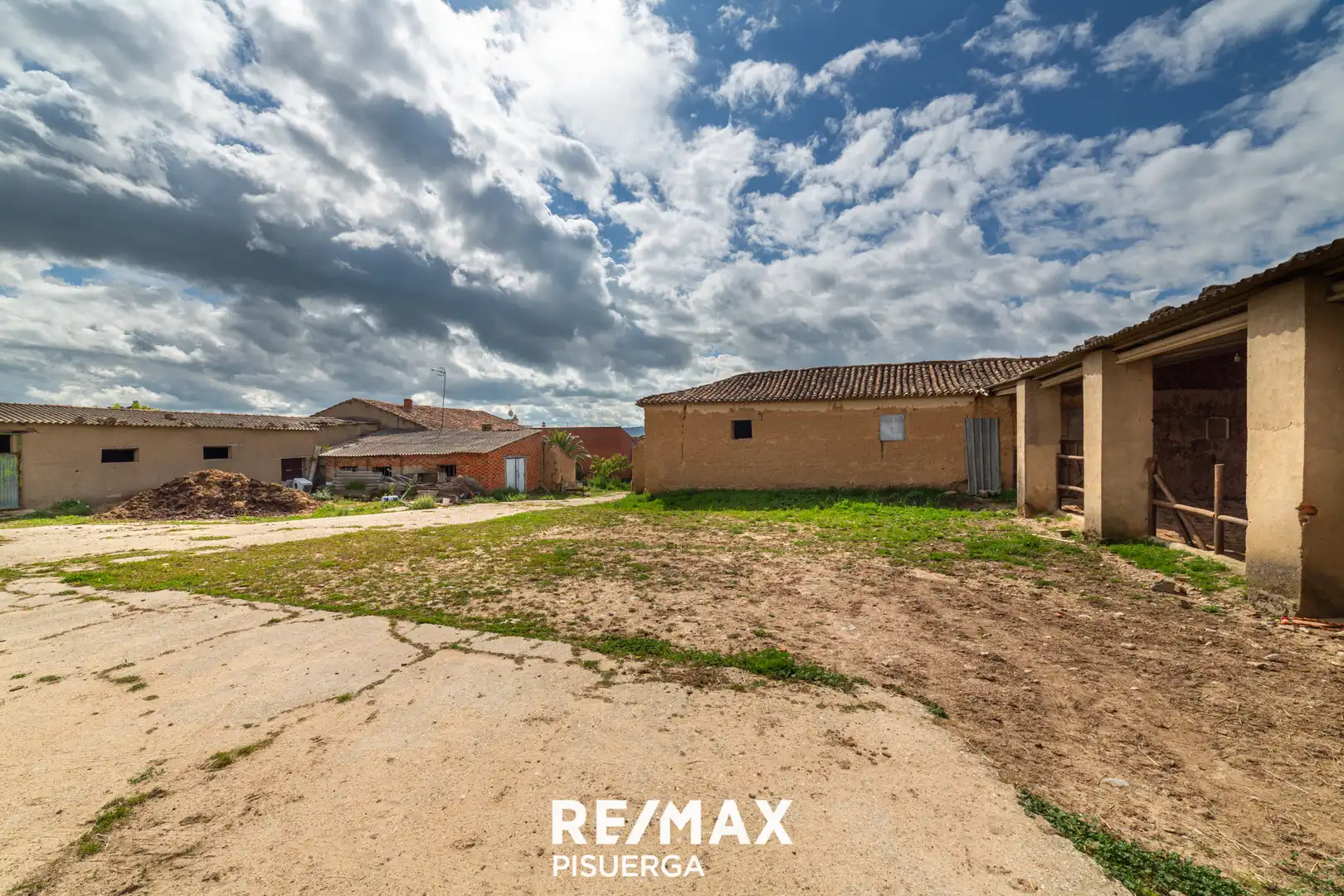 Houses for sale in Tordehumos  with Private garden, Terrace and Storage room