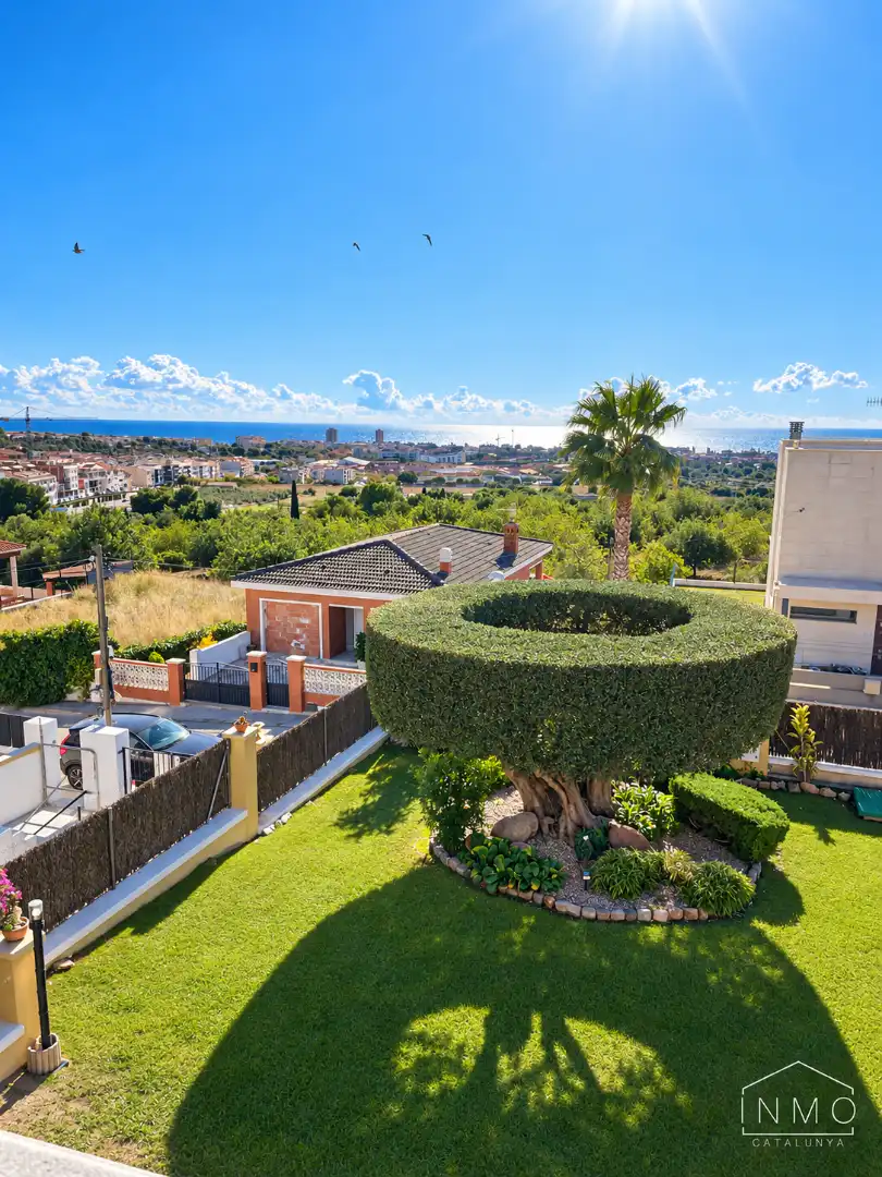 Vista exterior de Casa o xalet en venda en Ciutat Jardí Bonanova