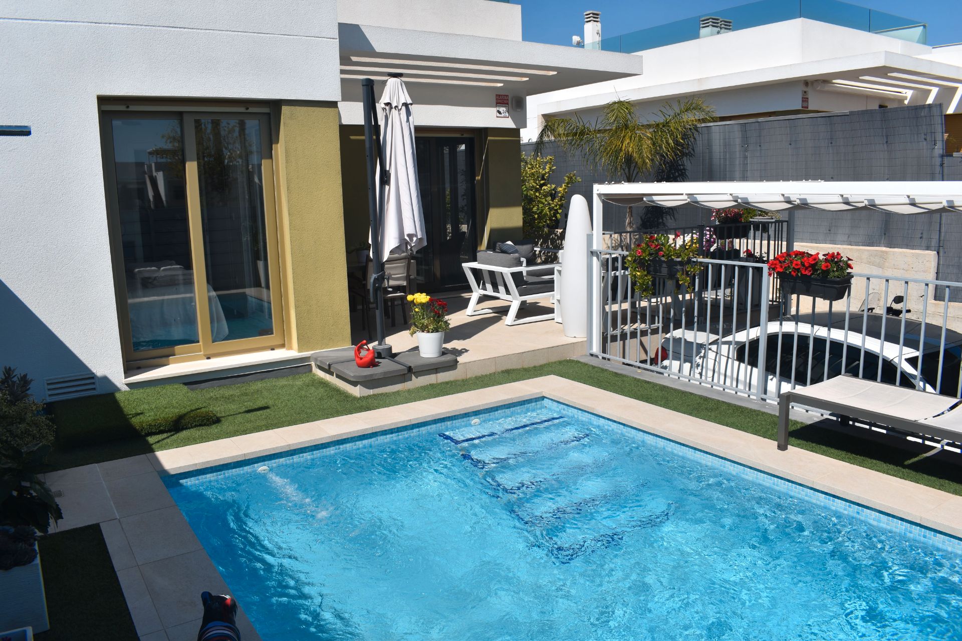 Piscina de Casa adosada en venda en Orihuela amb Aire condicionat, Calefacció i Jardí privat