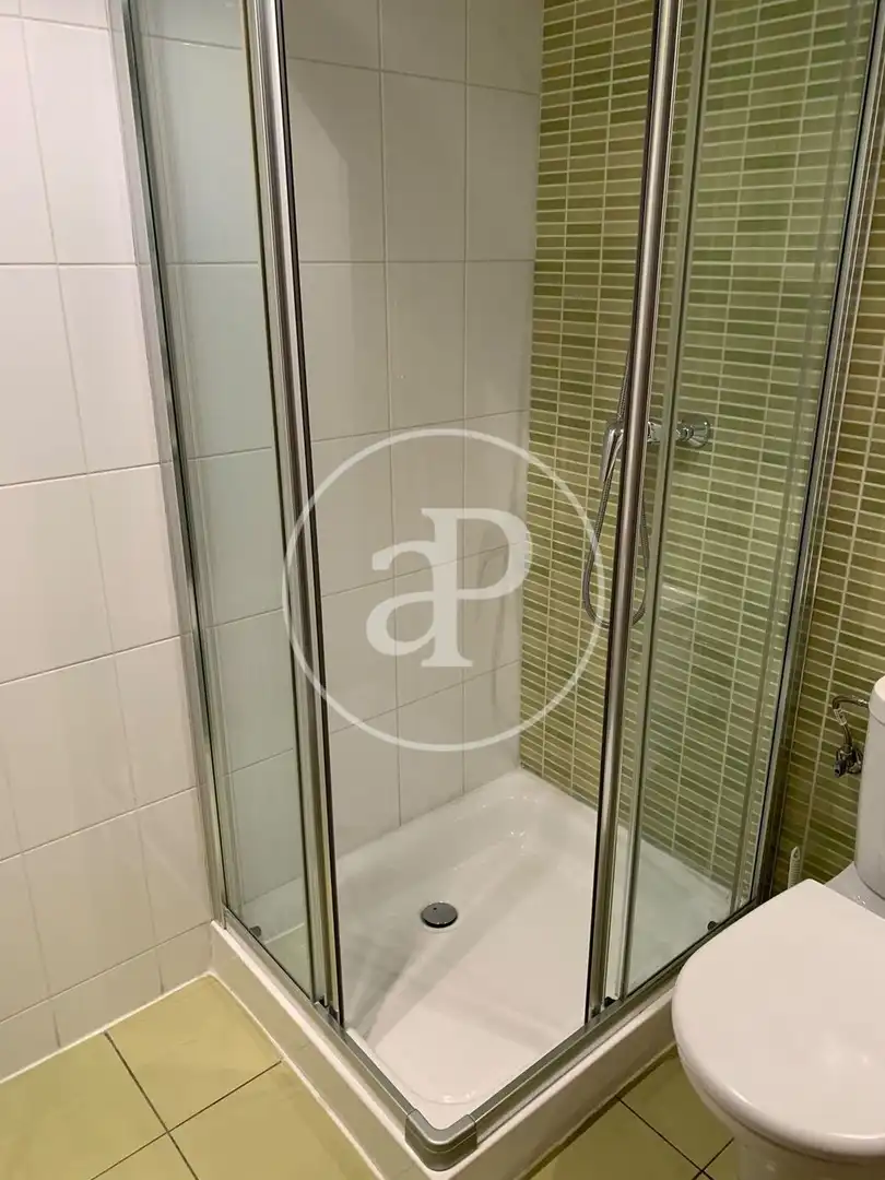Badezimmer von Wohnung zur Miete in Valencia mit Klimaanlage, Heizung und Abstellraum