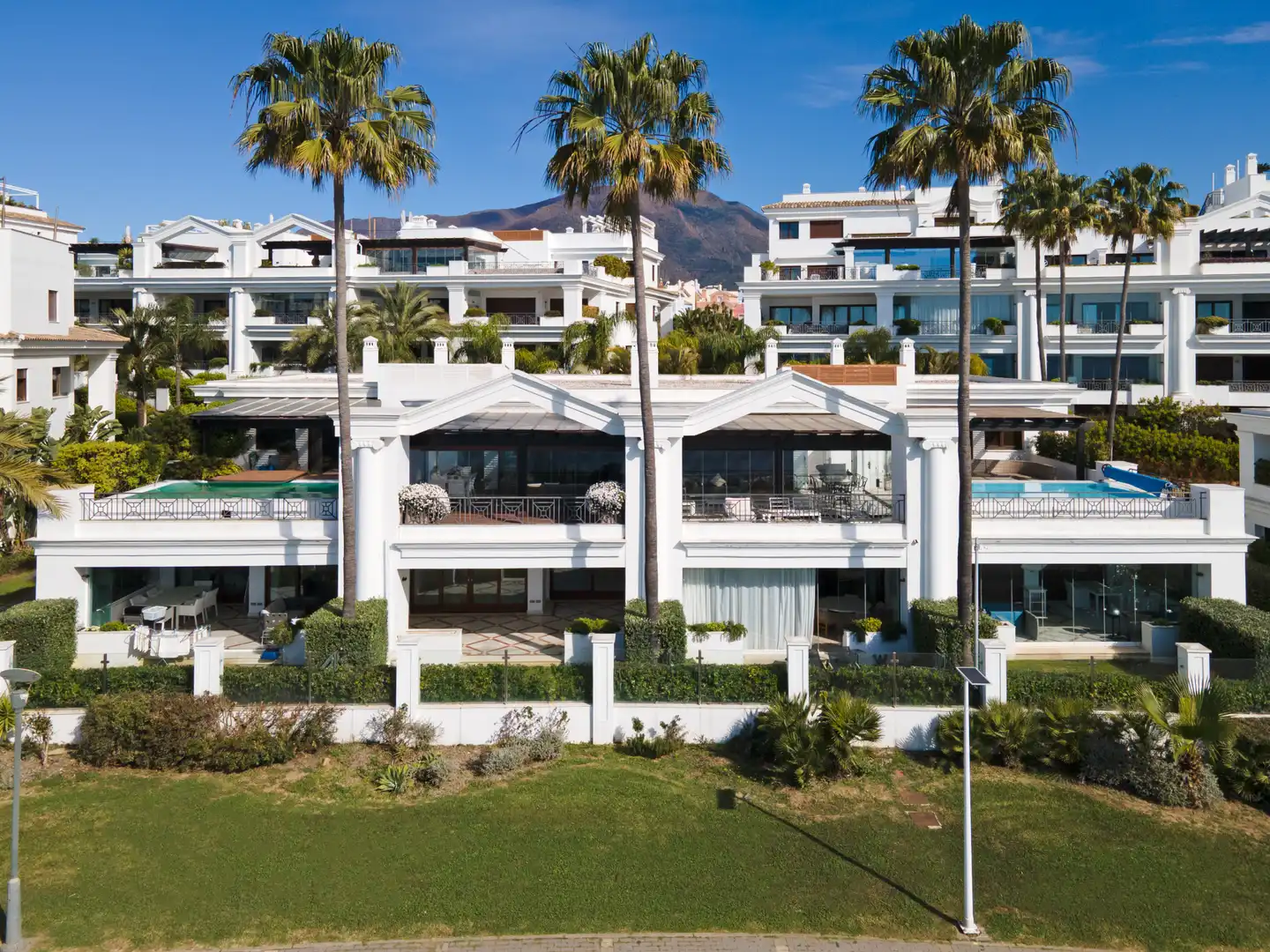 Vista exterior de Planta baja en venta en Estepona con Aire acondicionado, Terraza y Trastero