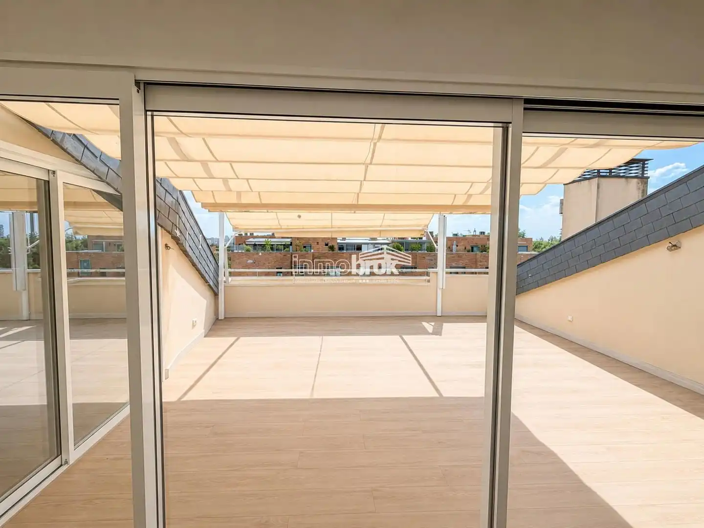 Terrasse von Dachboden zur Miete in La Moraleja mit Klimaanlage, Terrasse und Abstellraum