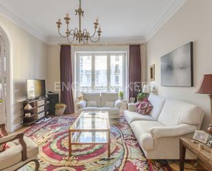 Sala d'estar de Apartament en venda en  Madrid Capital amb Aire condicionat, Calefacció i Parquet