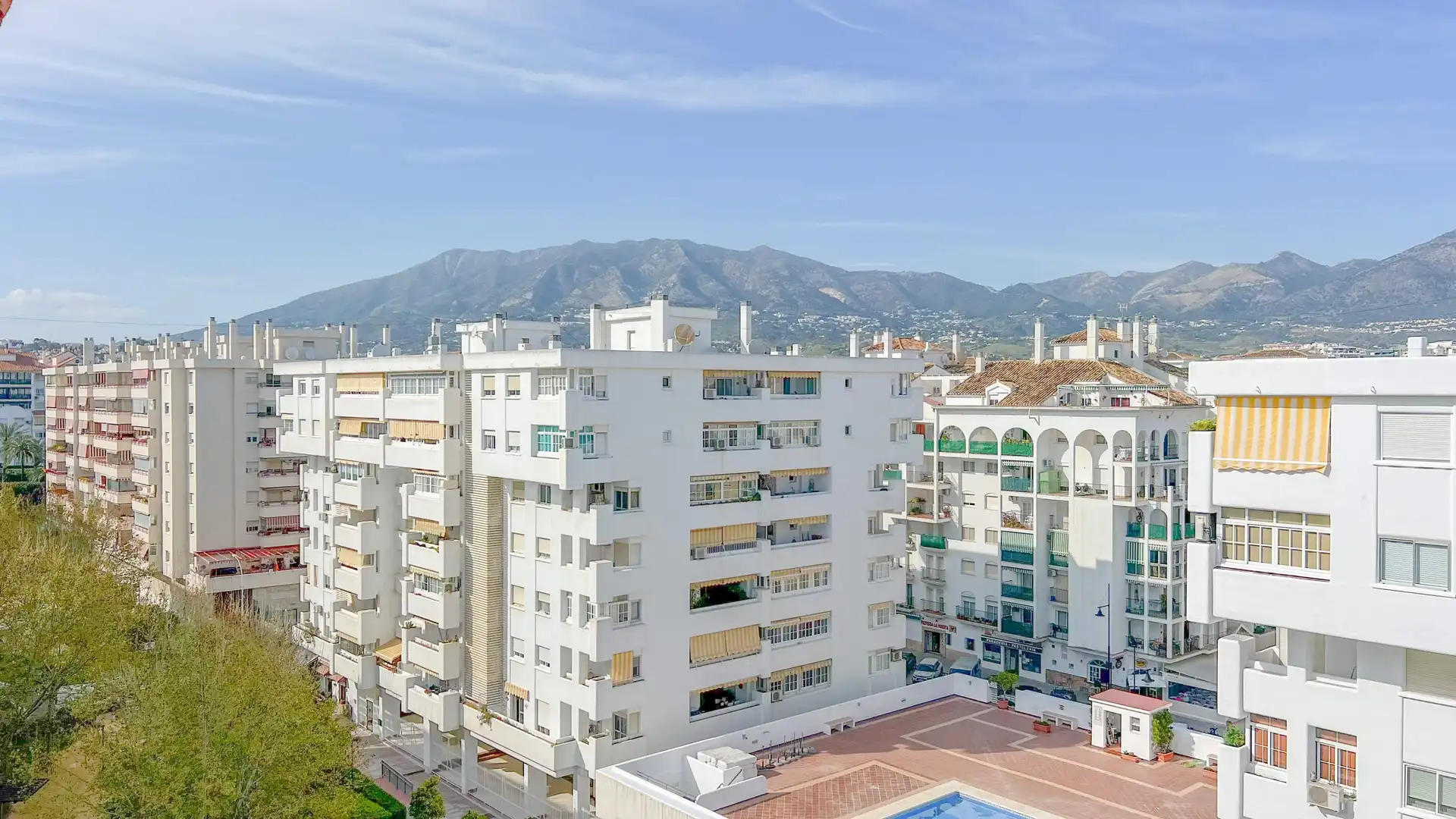 Vista exterior de Piso en venta en Fuengirola con Terraza, Trastero y Piscina comunitaria