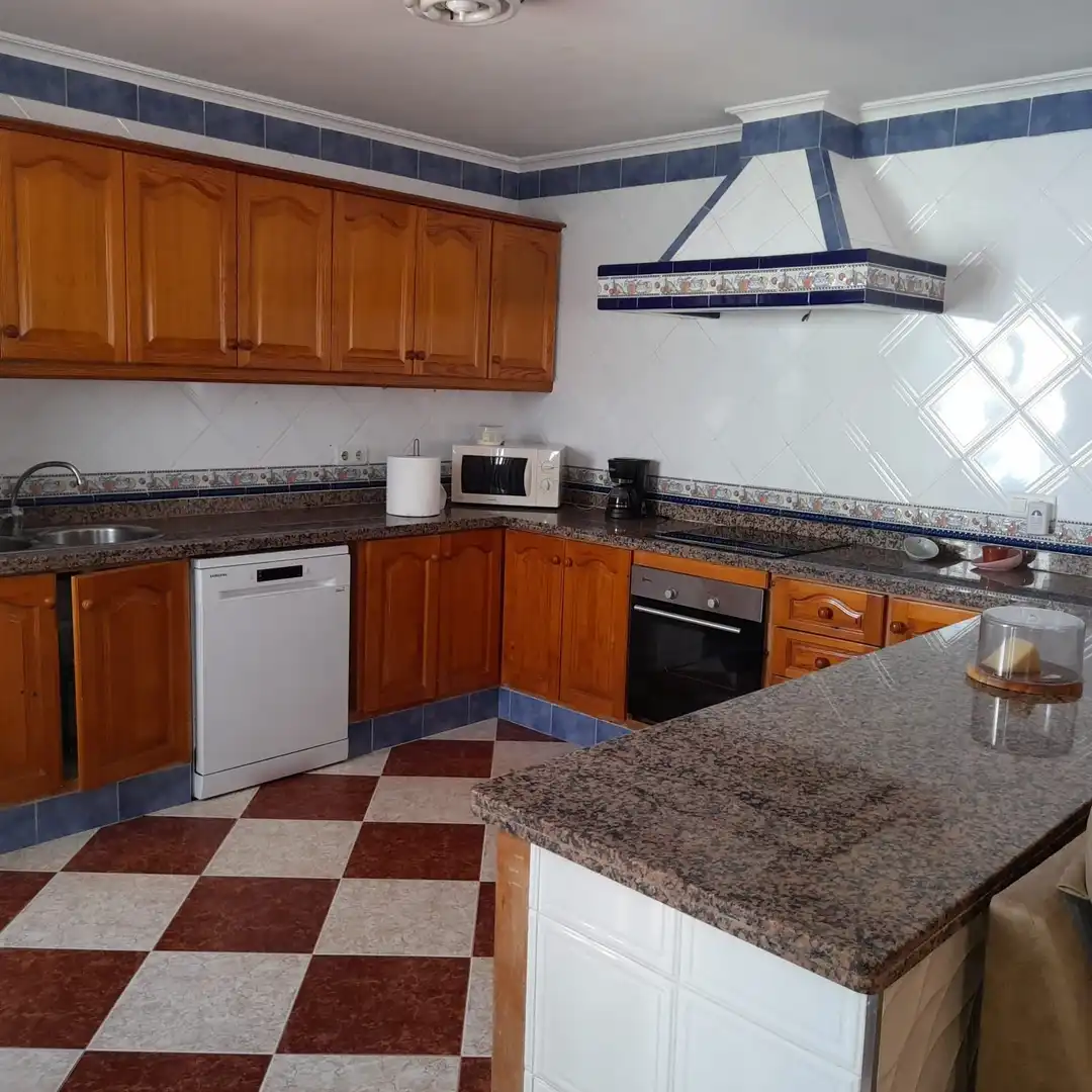 Cuina de Casa o xalet de lloguer en Algeciras amb Terrassa, Traster i Piscina