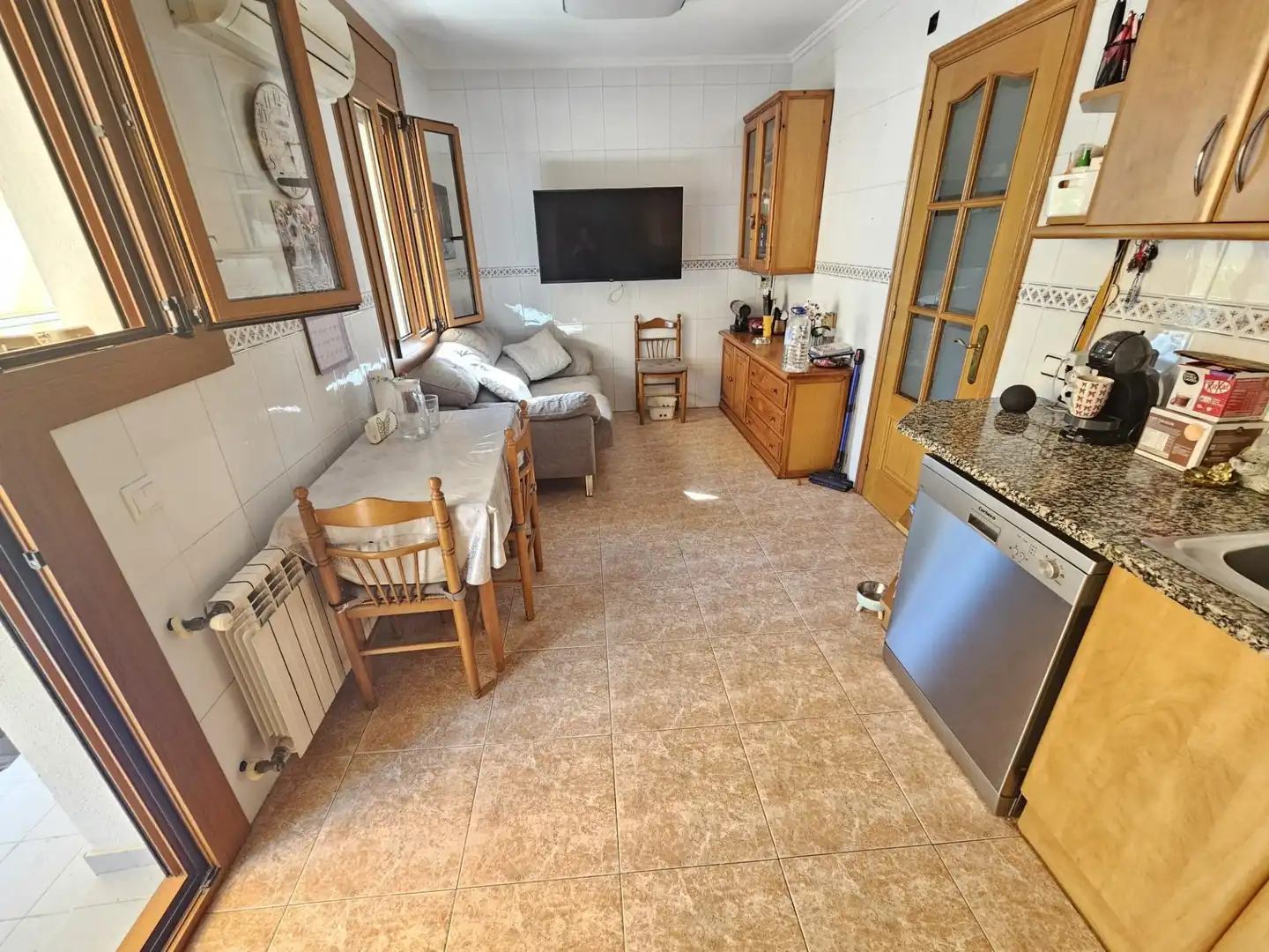 Küche von Einfamilien-Reihenhaus zum Verkauf in Malgrat de Mar mit Klimaanlage, Heizung und Privatgarten