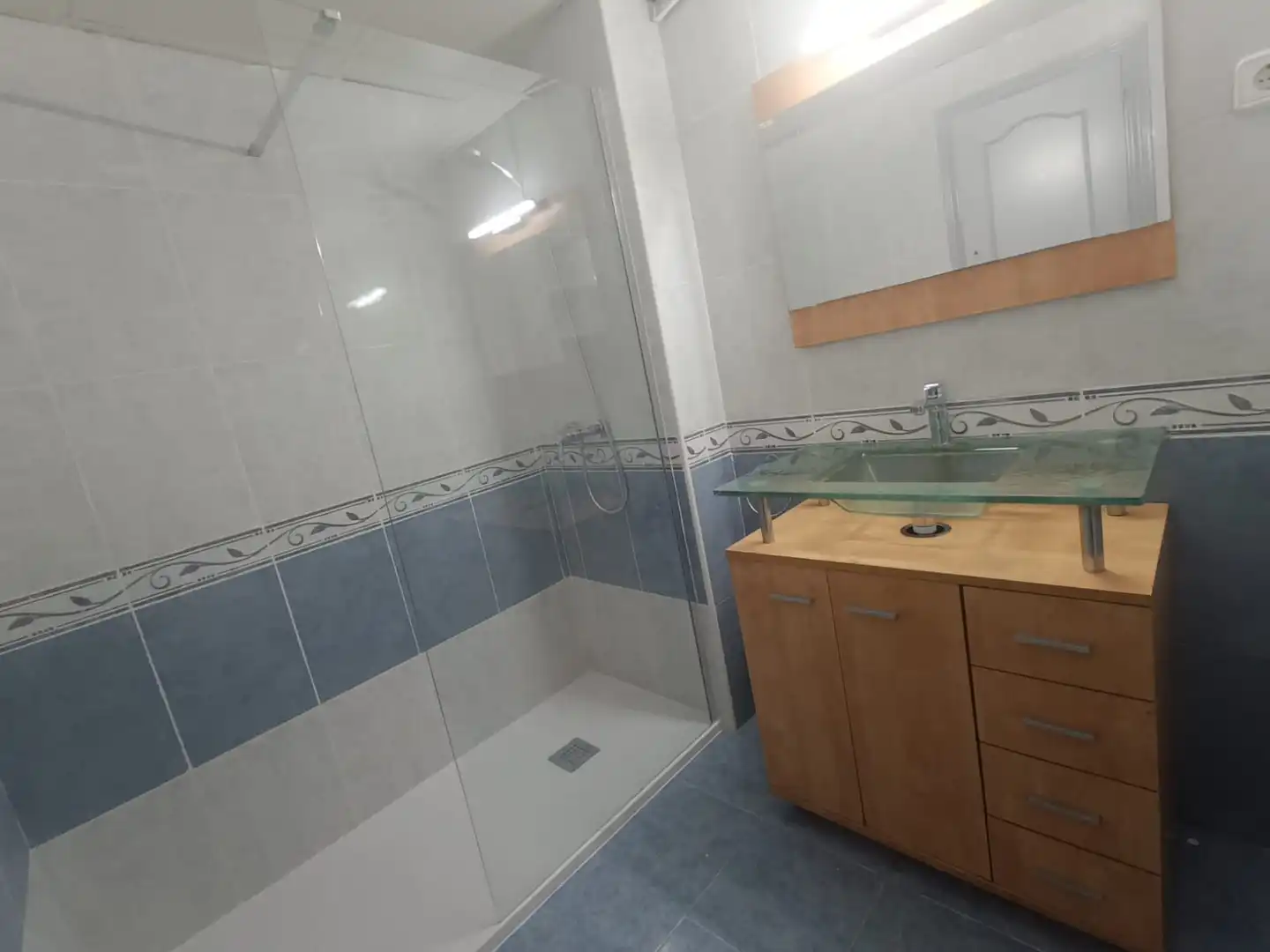 Bathroom of Flat for rent in Constantí  with Oven, Washing machine and Microwave