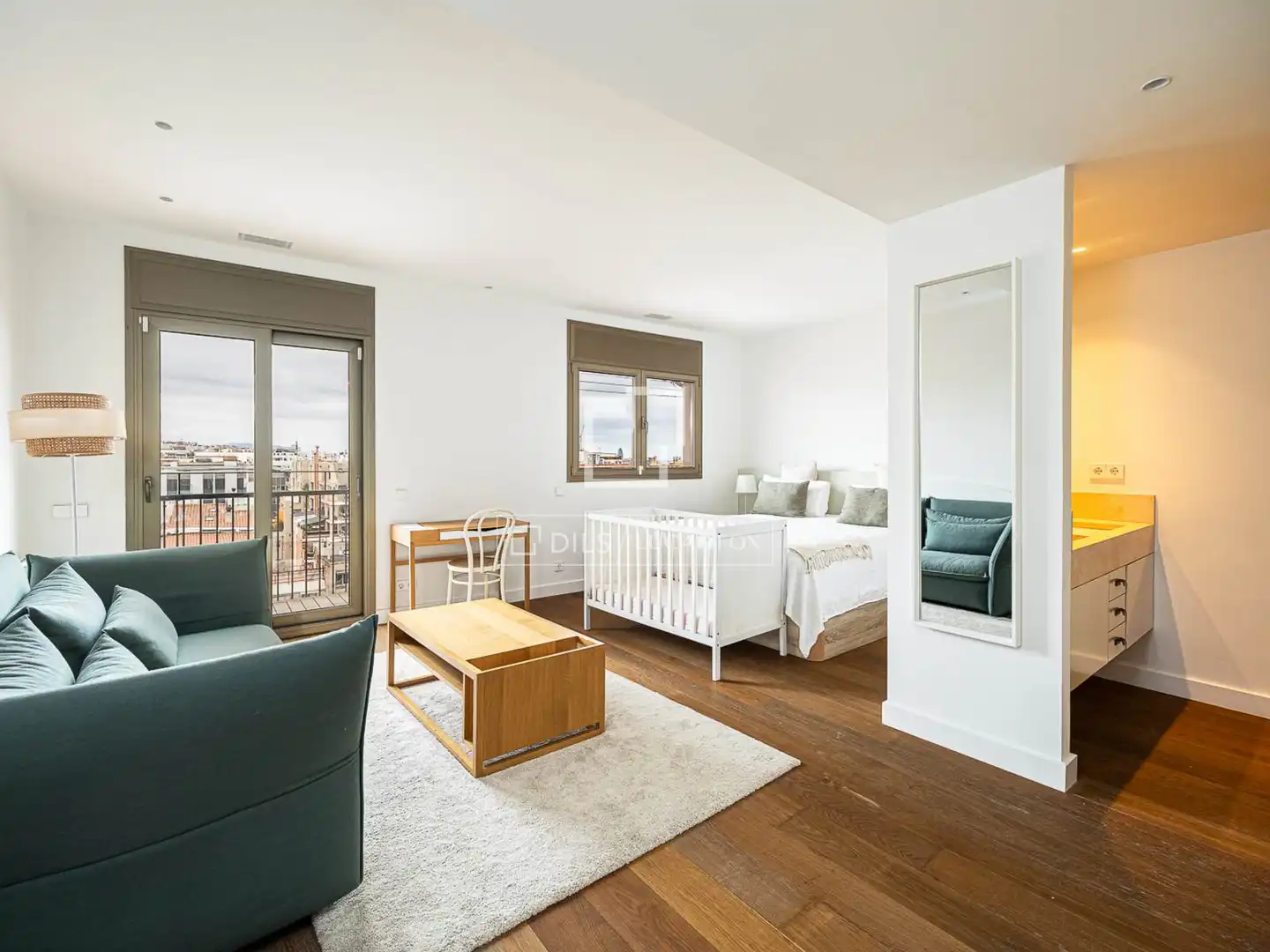 Schlafzimmer von Dachboden zum Verkauf in Barcelona mit Klimaanlage, Terrasse und Balkon