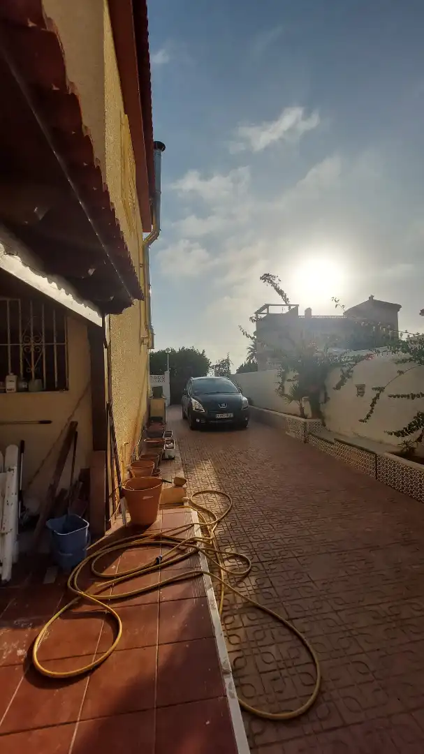 Außenansicht von Haus oder Chalet zum Verkauf in La Manga del Mar Menor mit Klimaanlage, Privatgarten und Terrasse