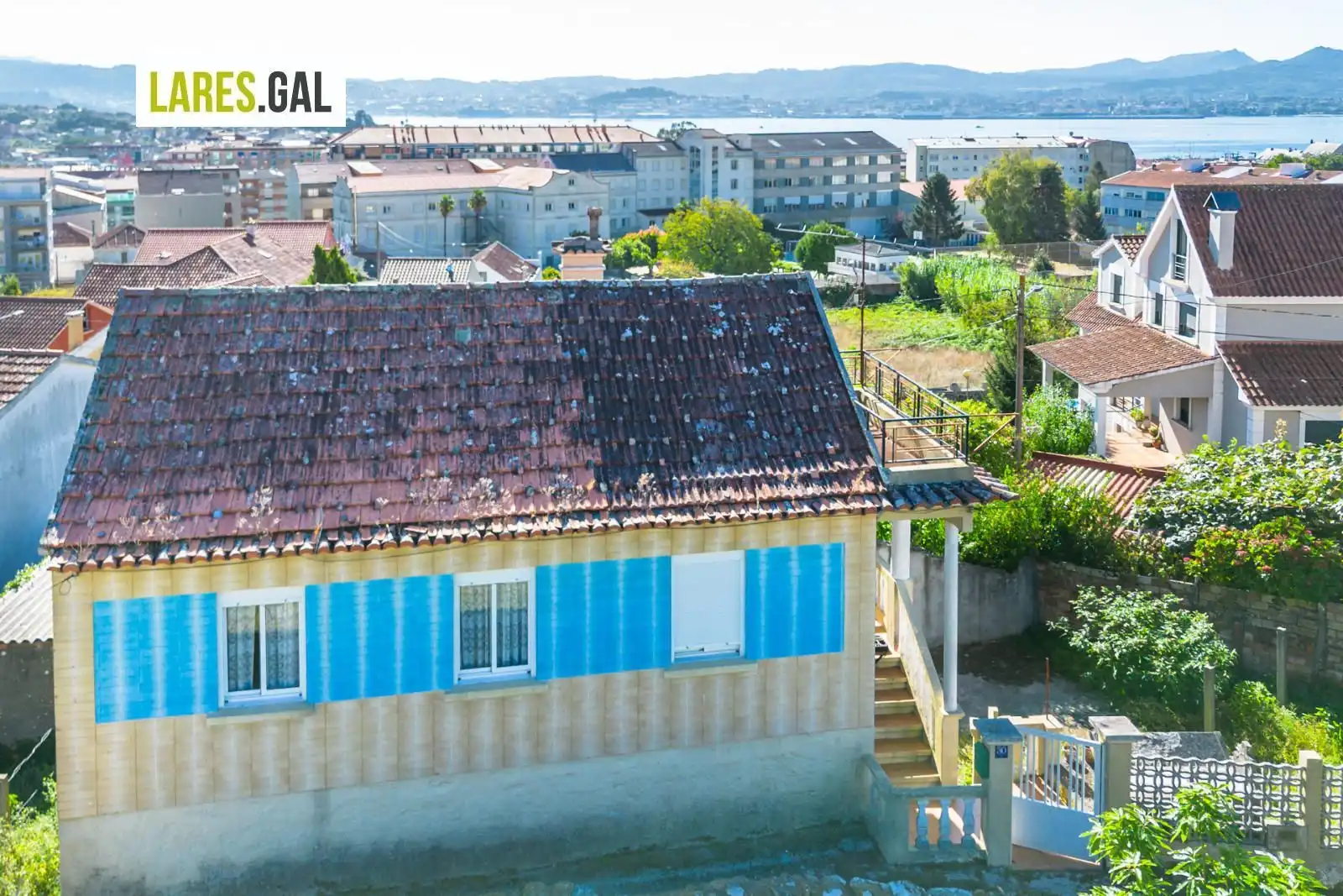 Vista exterior de Casa o xalet en venda en Cangas  amb Terrassa
