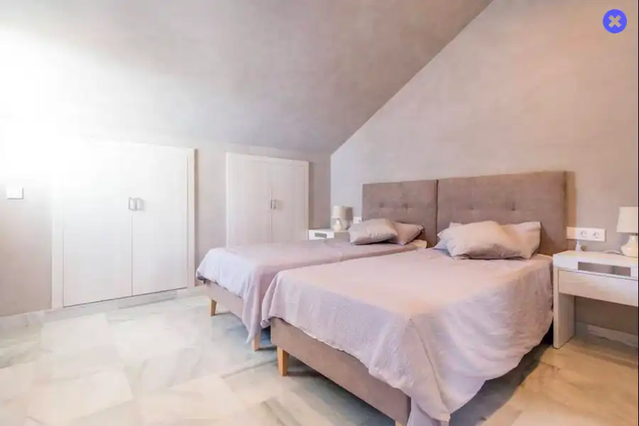 Dormitori de Casa adosada de lloguer en Marbella amb Aire condicionat, Jardí privat i Moblat