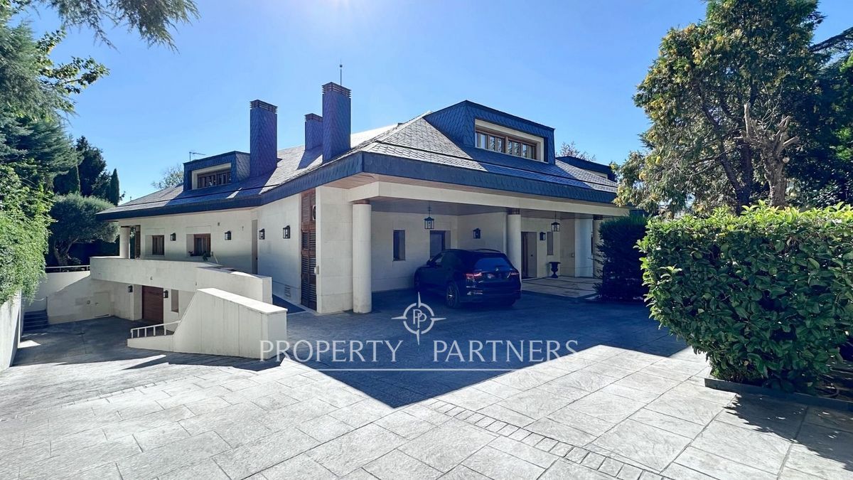 Exterior view of House or chalet for sale in  Madrid Capital  with Air Conditioner, Private garden and Swimming Pool