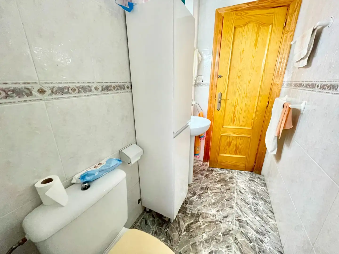 Badezimmer von Erdgeschoss zur Miete in San Pedro del Pinatar mit Möbliert, Waschmaschine und Mikrowelle