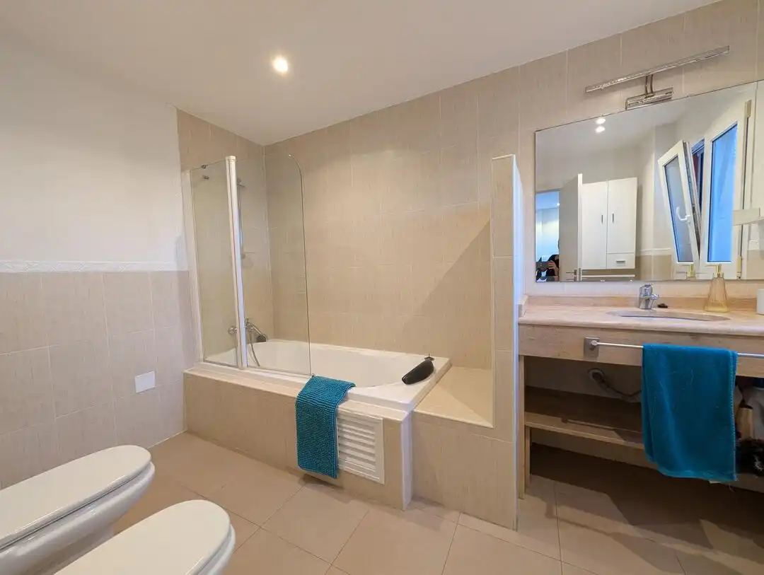 Baño de Casa adosada de alquiler en La Línea de la Concepción con Aire acondicionado, Calefacción y Jardín privado