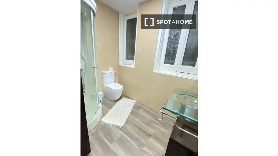 Bathroom of Flat for rent in Madrid  with Air Conditioner, Heating and Furnished