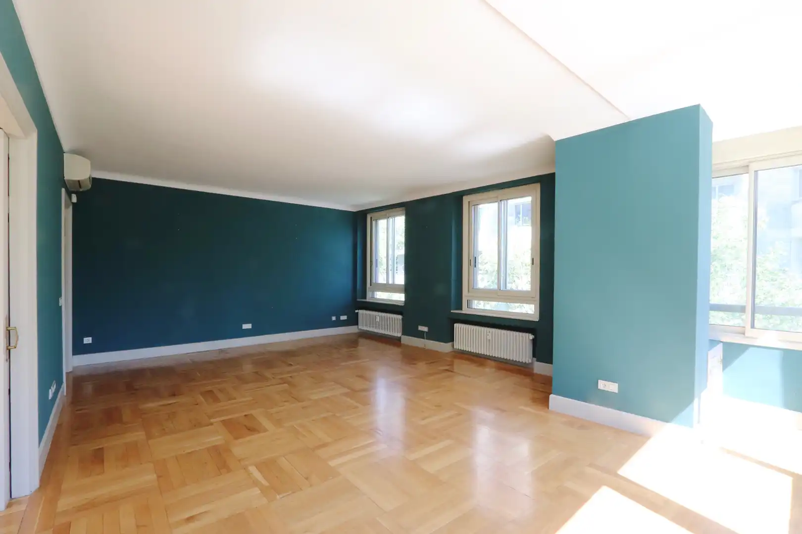 Living room of Flat for rent in Madrid  with Air Conditioner, Heating and Parquet flooring