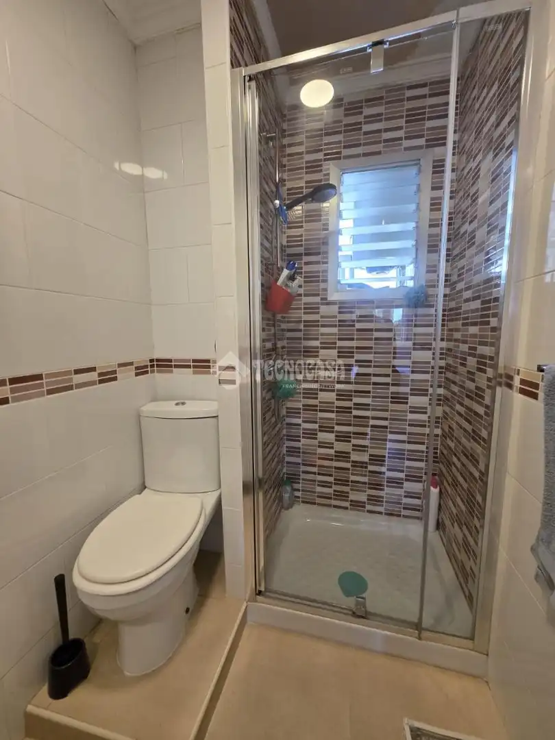 Bathroom of Flat for sale in Sevilla  with Air Conditioner, Terrace and Balcony