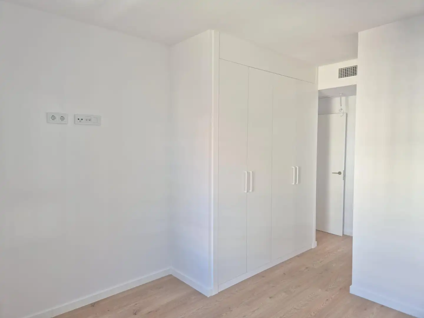 Dormitori de Pis de lloguer en Dos Hermanas amb Aire condicionat, Calefacció i Terrassa