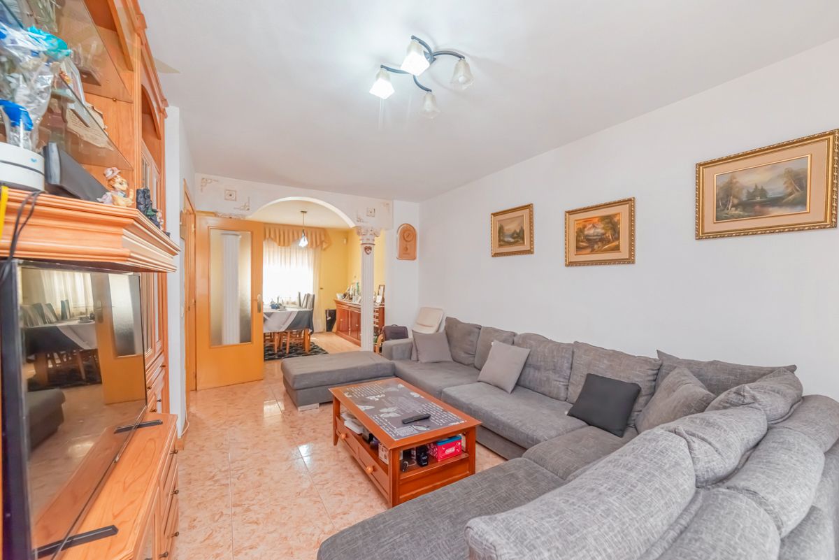 Sala d'estar de Casa o xalet en venda en Parla amb Aire condicionat, Jardí privat i Terrassa