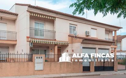 Vista exterior de Casa adosada en venda en El Provencio   amb Terrassa i Balcó