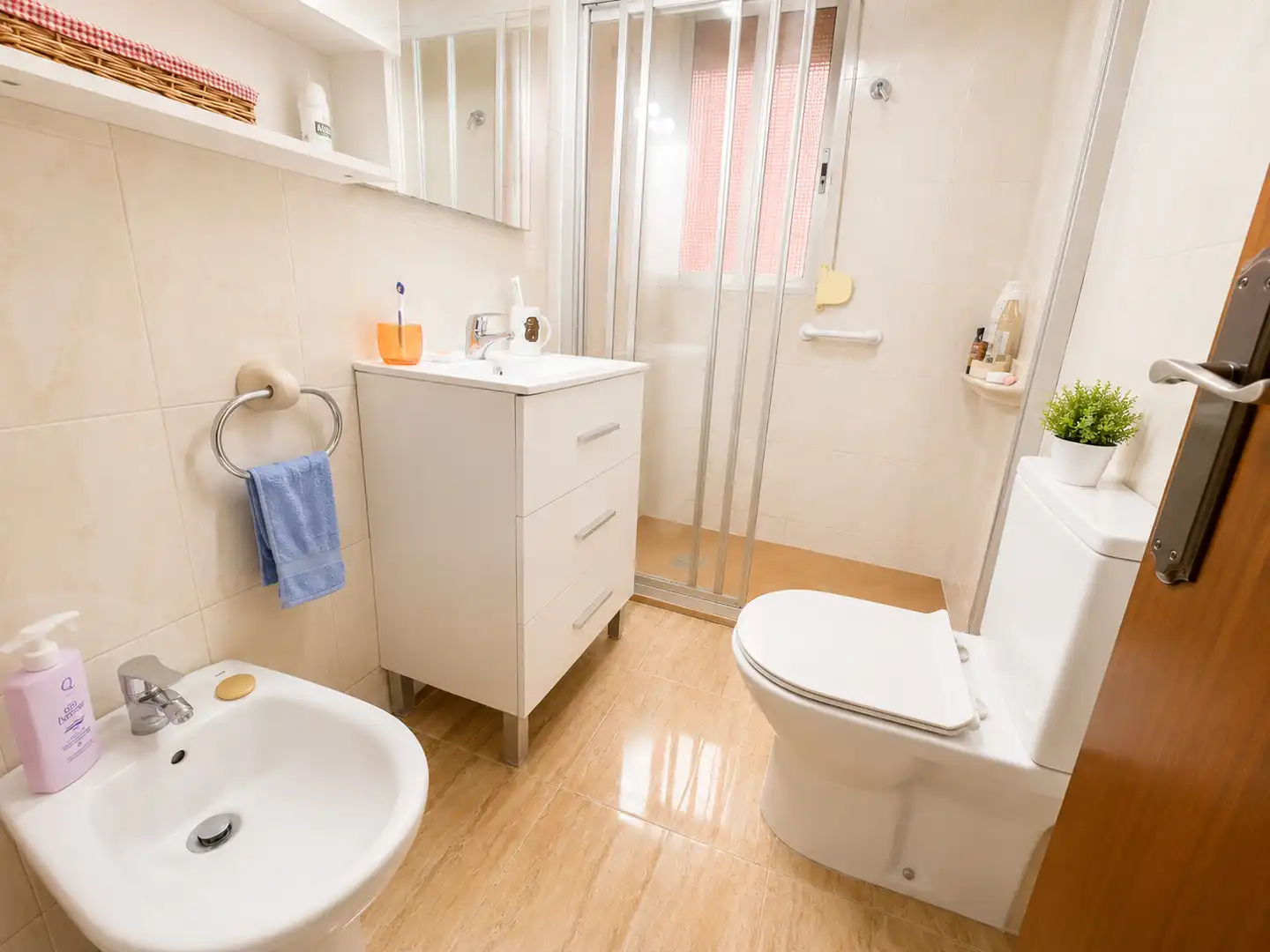 Badezimmer von Erdgeschoss zum Verkauf in Tarragona mit Klimaanlage, Privatgarten und Terrasse