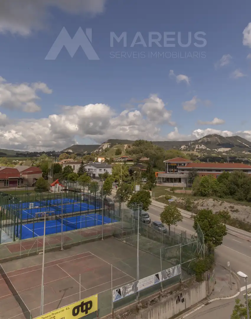Vista exterior de Àtic en venda en Vic amb Calefacció, Parquet i Terrassa