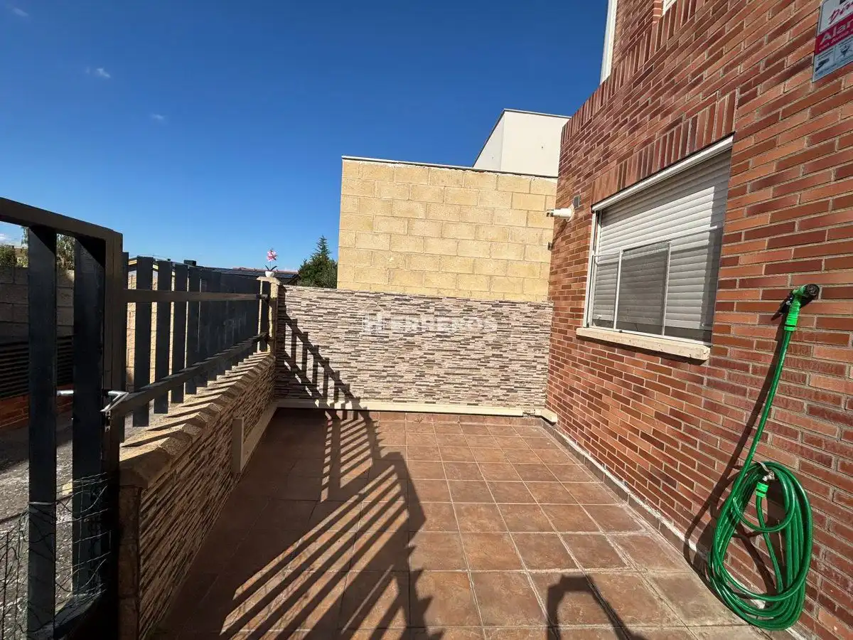 Terrassa de Casa adosada en venda en Villamediana de Iregua amb Aire condicionat, Calefacció i Jardí privat