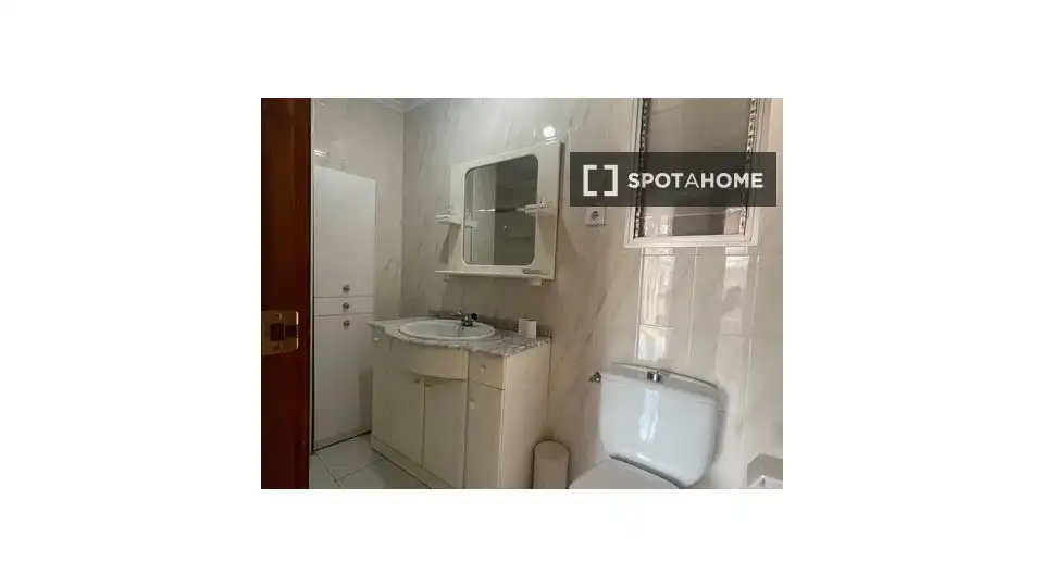 Badezimmer von Wohnungen zur untervermieten in Murcia mit Klimaanlage, Terrasse und Möbliert